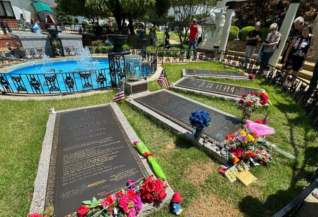 Elvis' Grave, Graceland